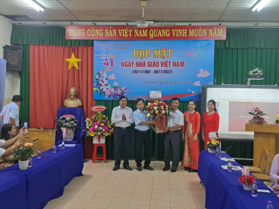 Họp mặt kỷ niệm 41 năm ngày nhà giáo Việt Nam 20 - 11