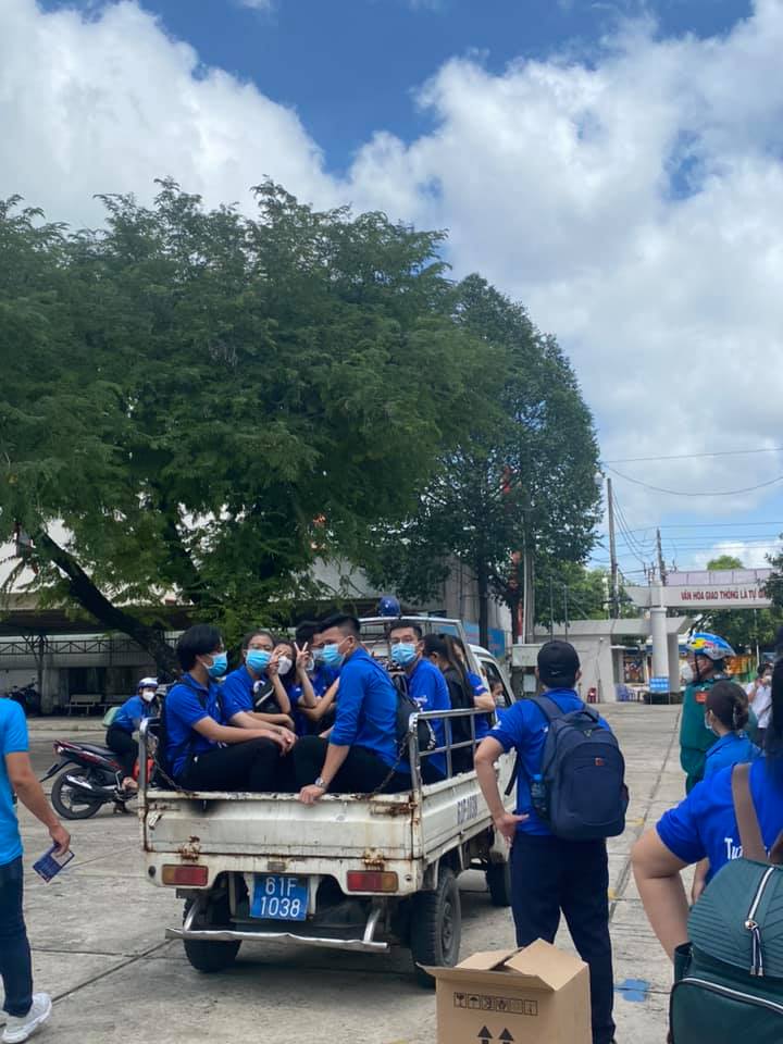 Tinh nguyen vien tren duong di chuyen qua diem ho tro